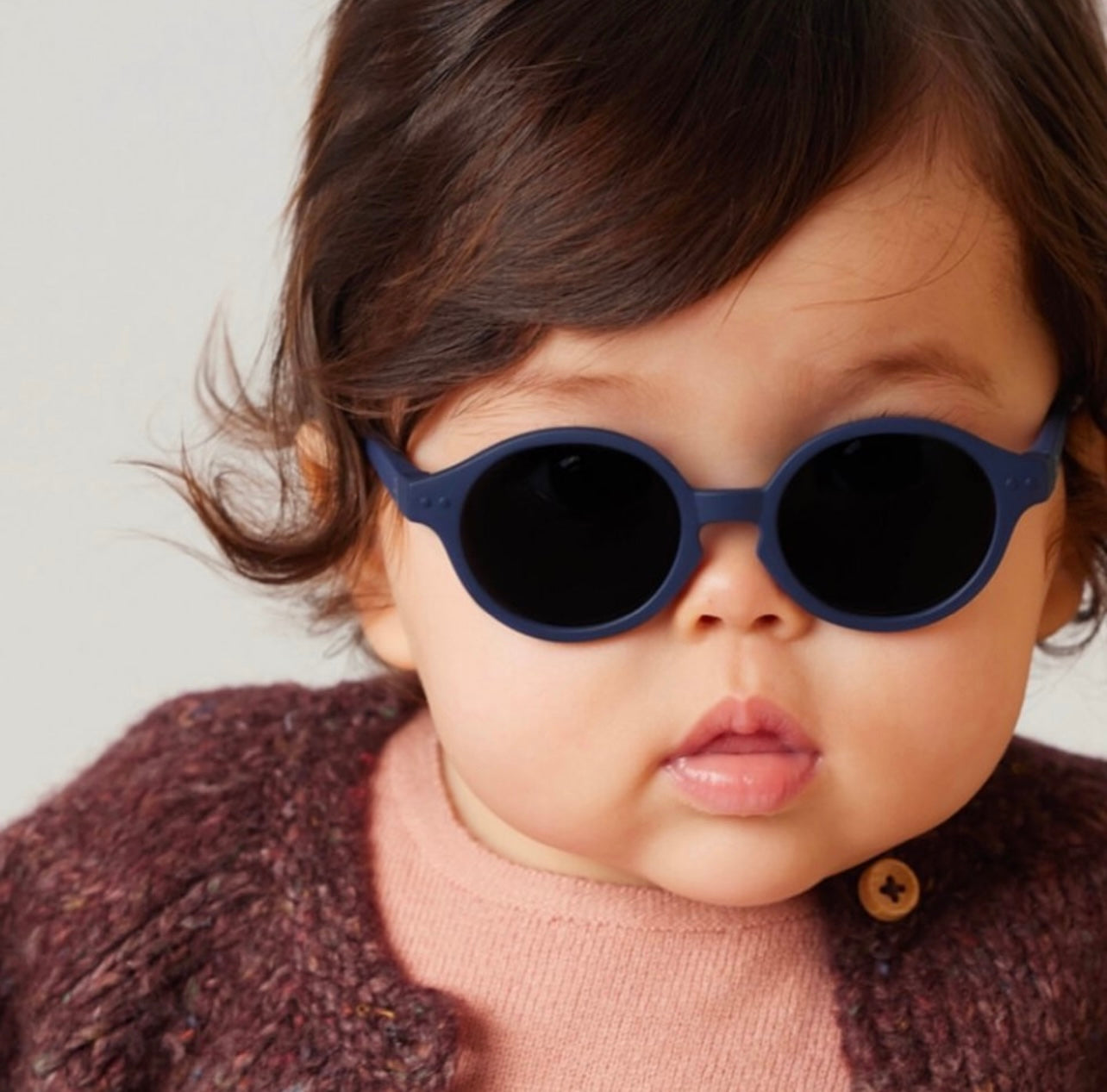 Topp solbeskyttelse med solbriller fra IZIPIZI!