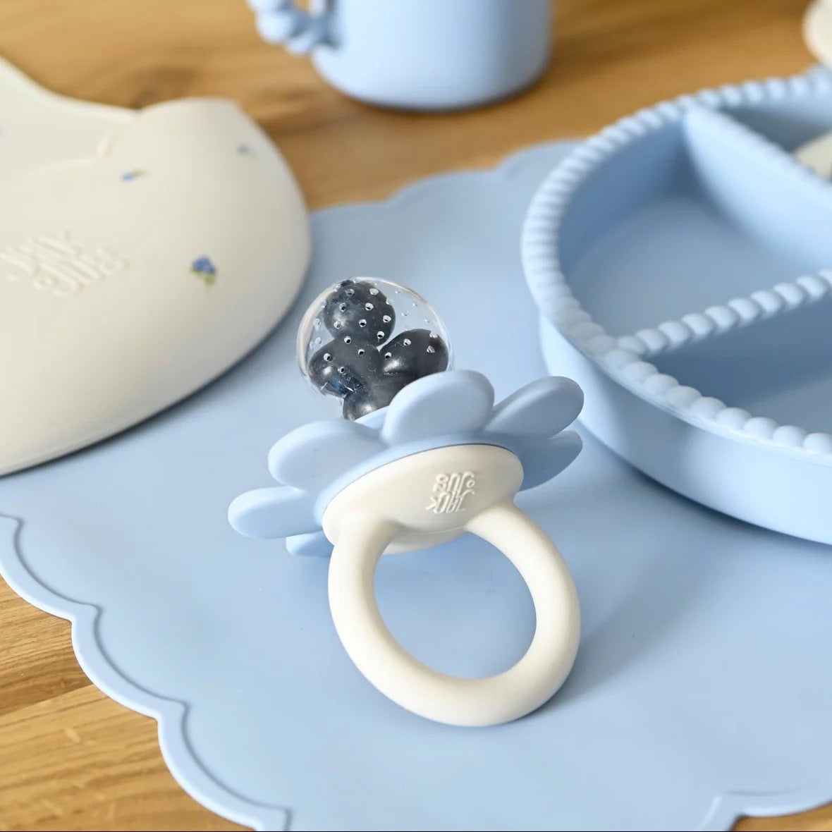 Fruktsmokk Poppy Fruit Feeder Cream/Pale Blue