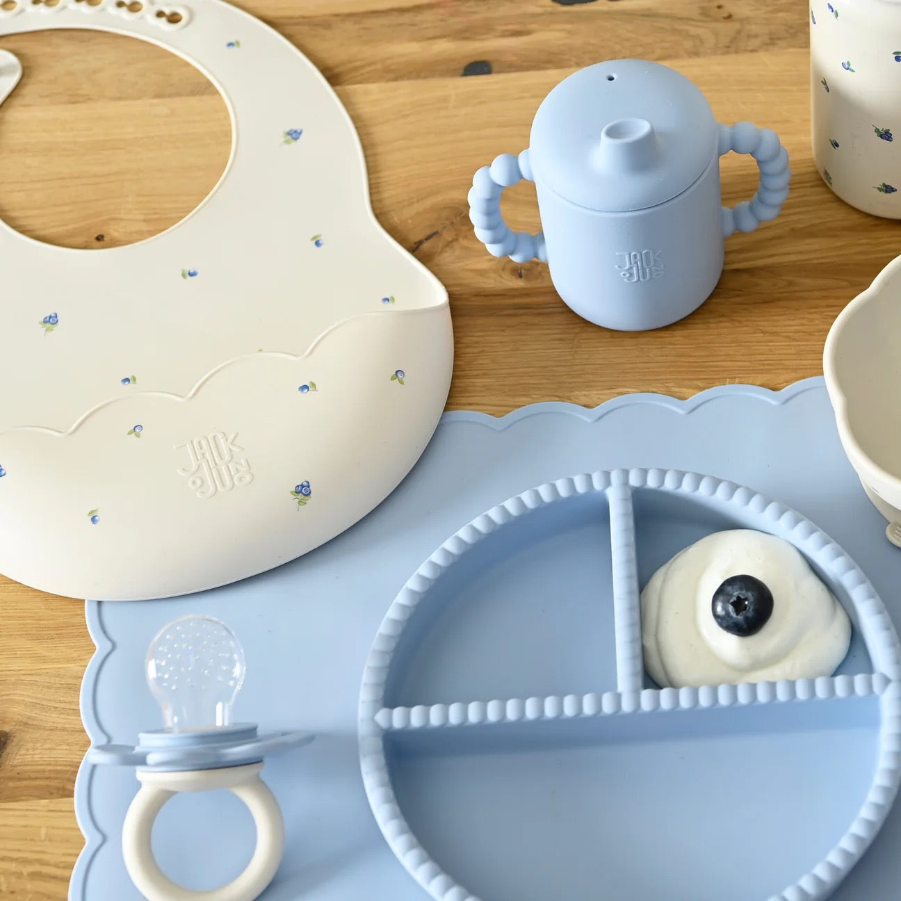Smekke Berry Blue Bib